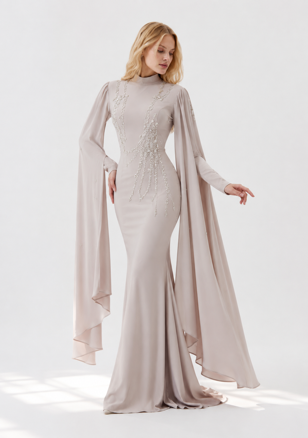 Meerjungfrau-Maxikleid mit Cape-Ärmeln und Perlenstickerei