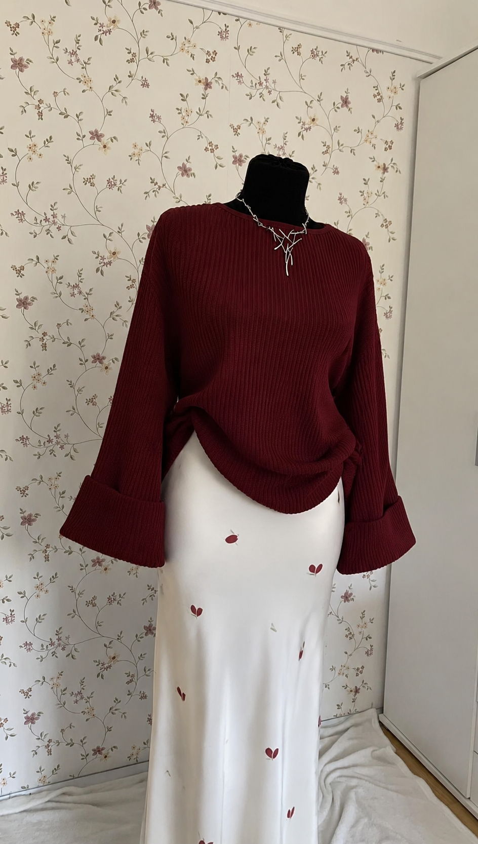 Zweiteiliges Maxi-Set in Bordeauxrot und Weiß