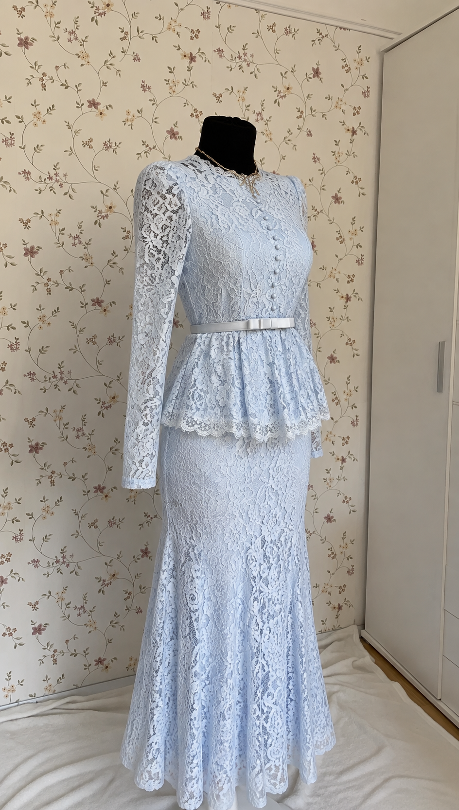 Hellblaues zweiteiliges Maxi-Set aus Spitze