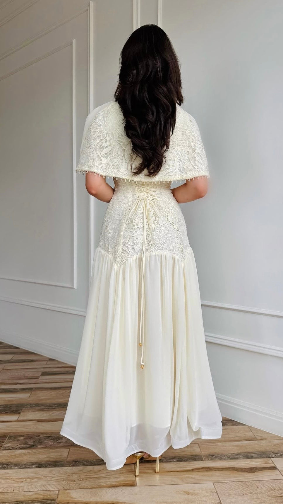 weißes Maxi-Kleid mit Spitze und Cape-Detail