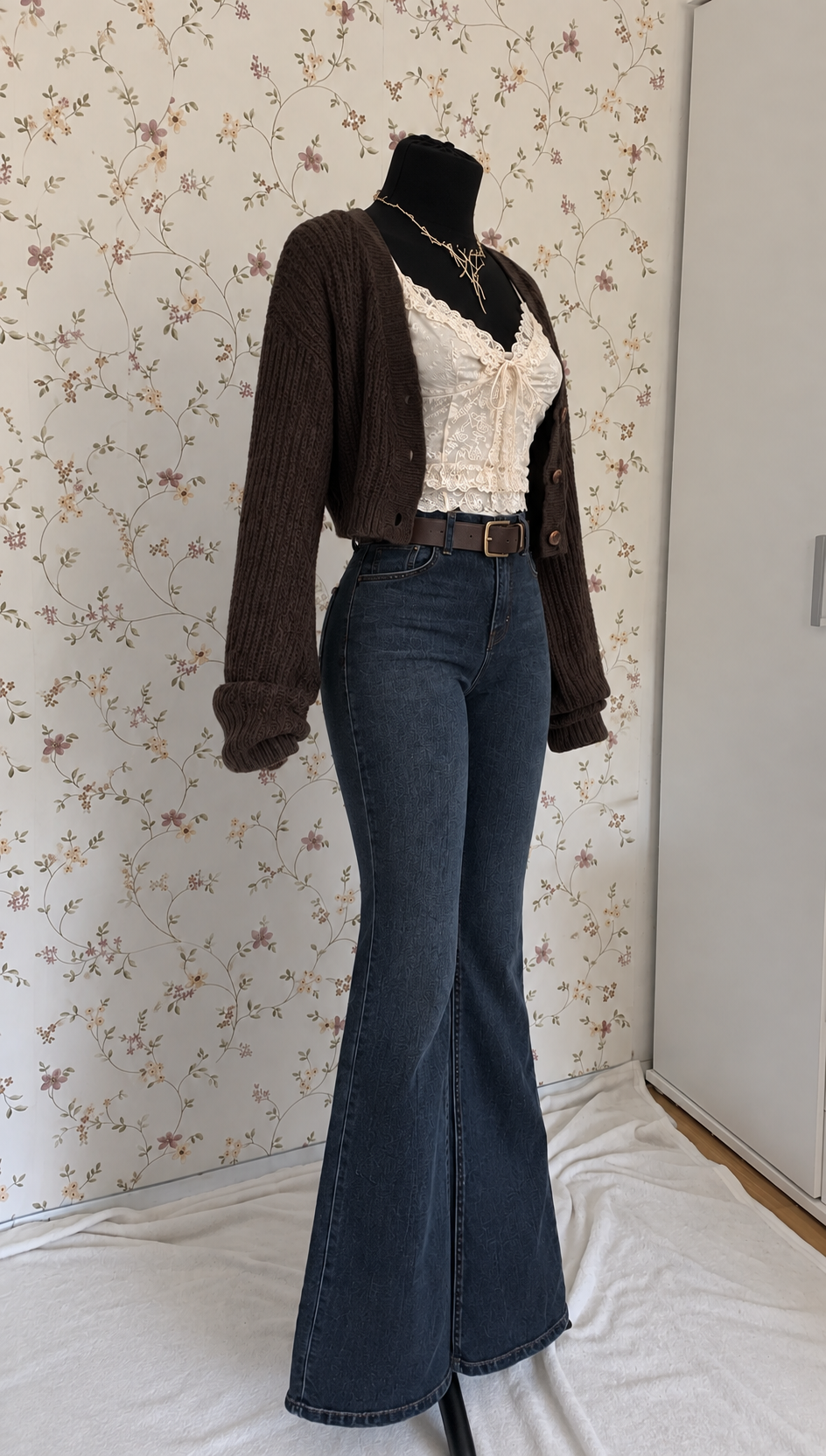 Cremefarbenes Top mit Schlagjeans, Strickcardigan & Gürtel – 4-teiliges Set