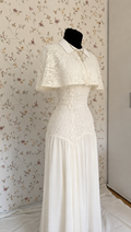 weißes Maxi-Kleid mit Spitze und Cape-Detail