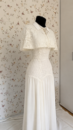 weißes Maxi-Kleid mit Spitze und Cape-Detail