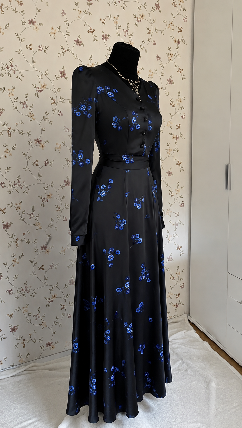 Schwarzes Maxi-Kleid mit blauem Blumenmuster