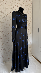 Schwarzes Maxi-Kleid mit blauem Blumenmuster
