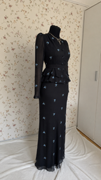 Schwarzes Maxi-Set mit blauem Blumenmuster