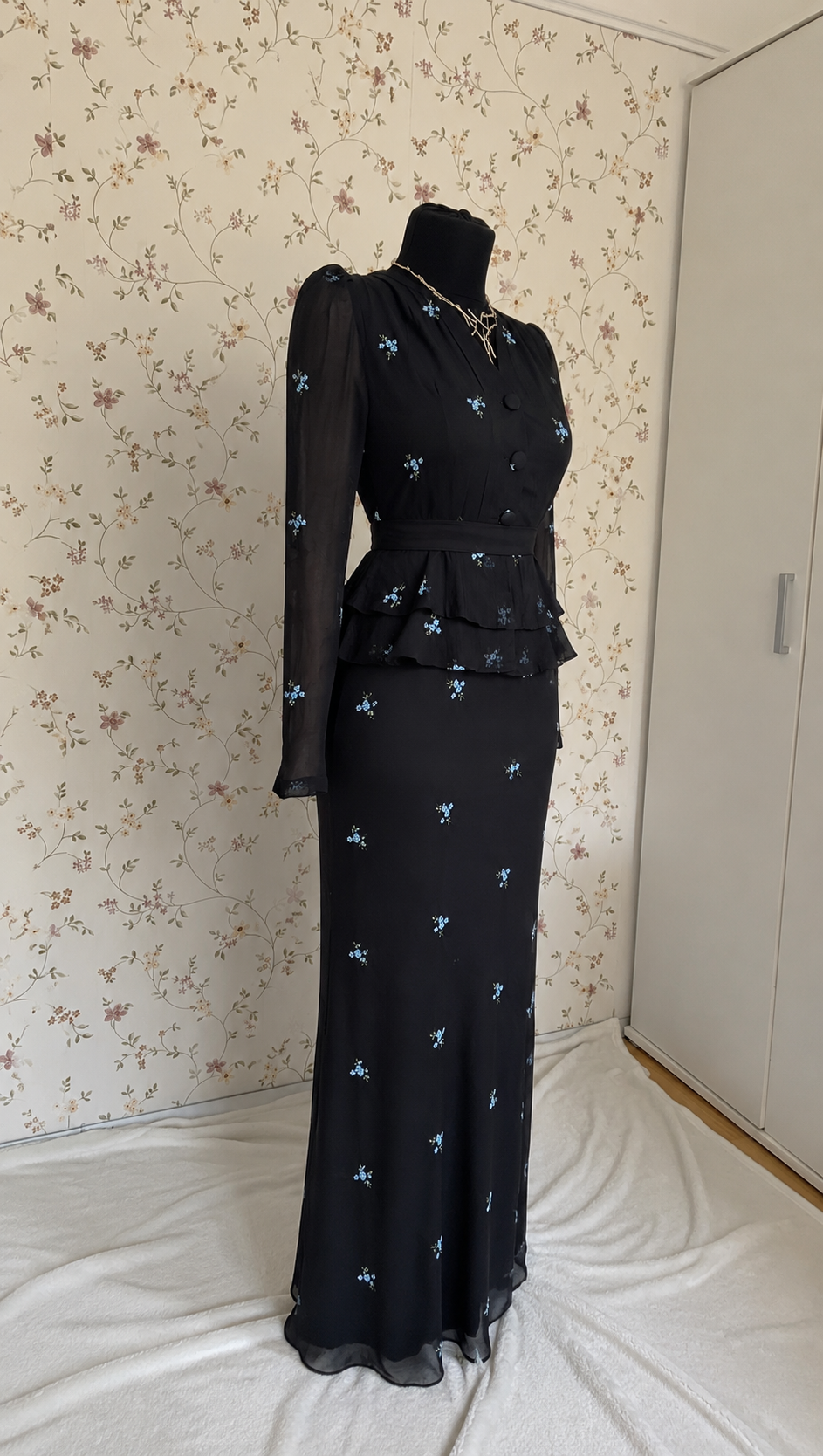 Schwarzes Maxi-Set mit blauem Blumenmuster