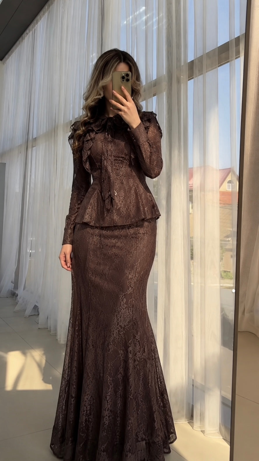Elegantes Spitzenkleid mit Schleife – Braun