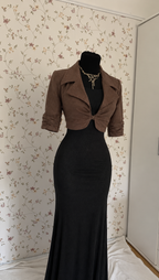 Schwarzes langärmliges Maxikleid mit kurzer brauner Jacke – 2-teiliges Set