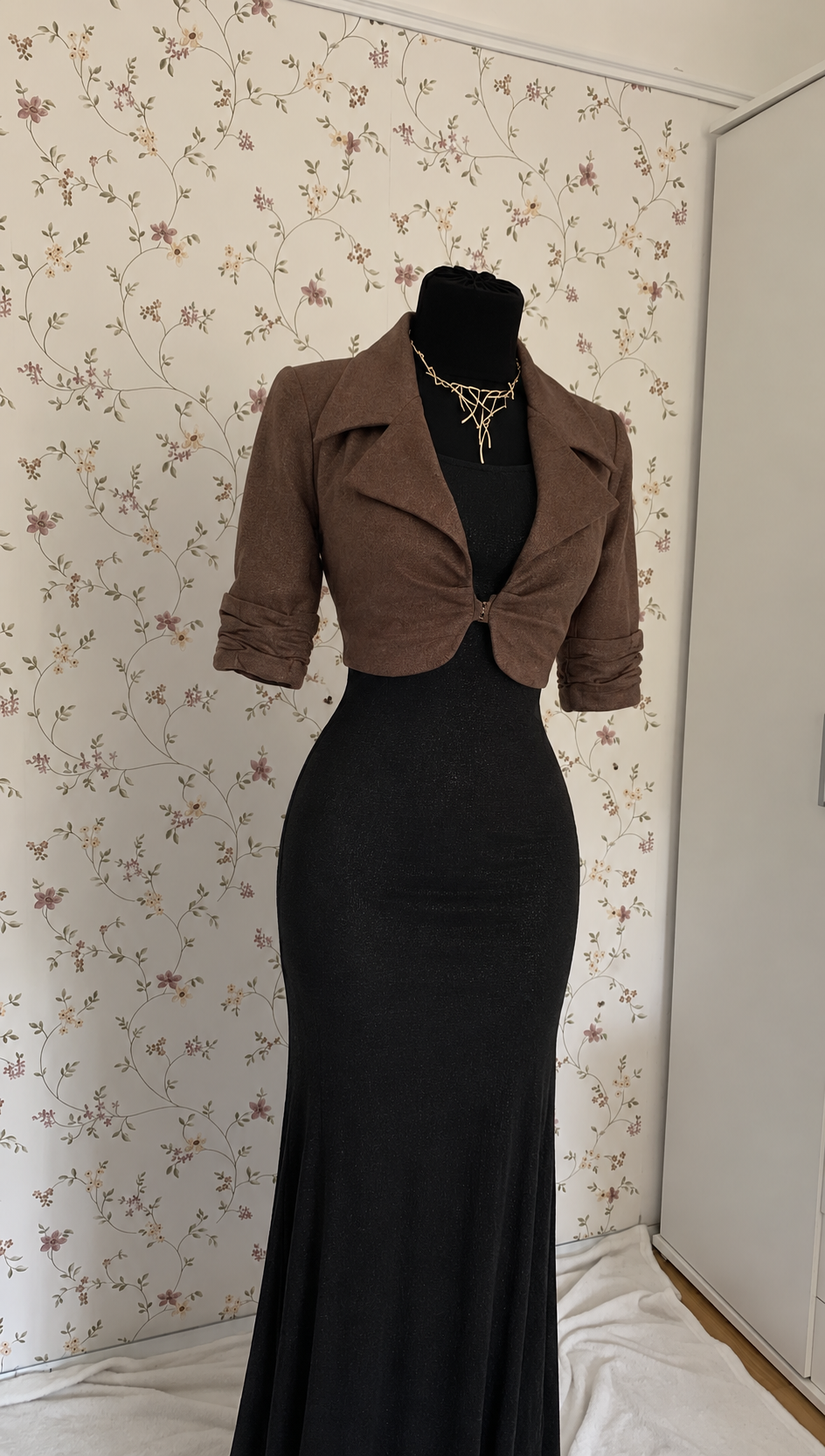 Schwarzes langärmliges Maxikleid mit kurzer brauner Jacke – 2-teiliges Set