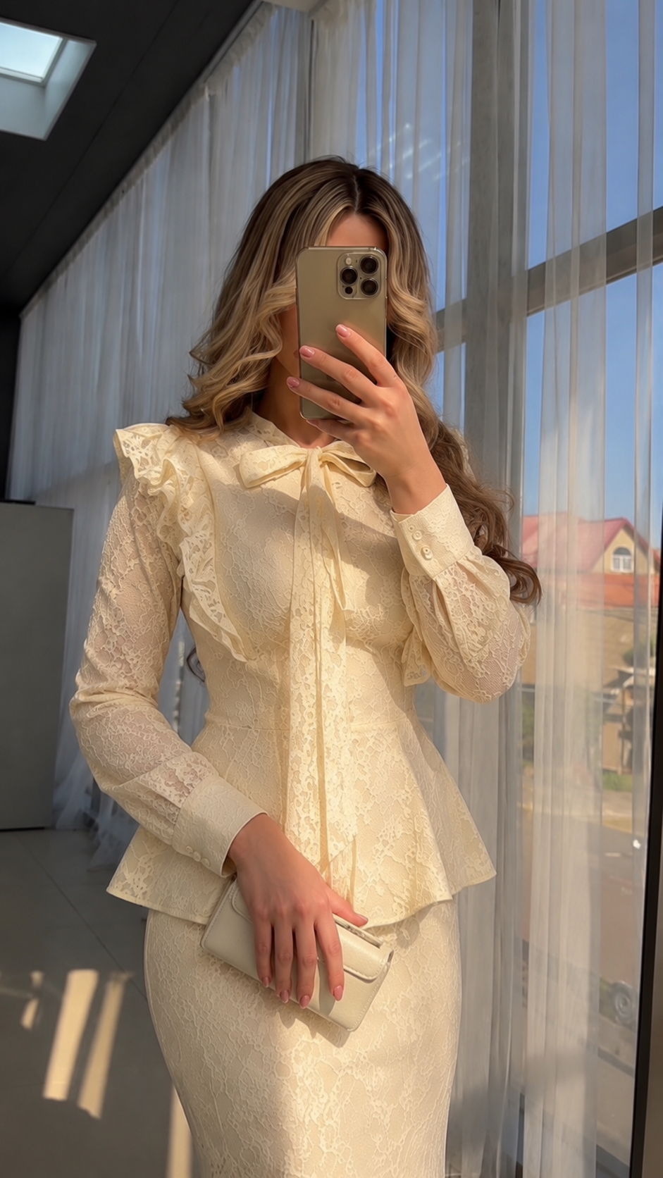 Elegantes Spitzenkleid mit Schleife – Creme