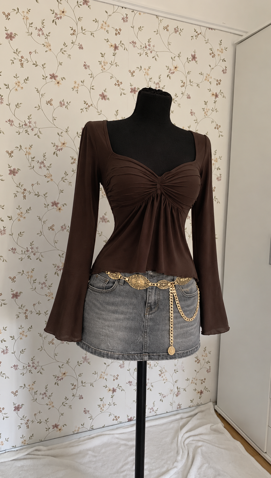 Braunes langärmliges Drapier-Oberteil mit grauem Jeansrock & Kettengürtel – 3-teiliges Set