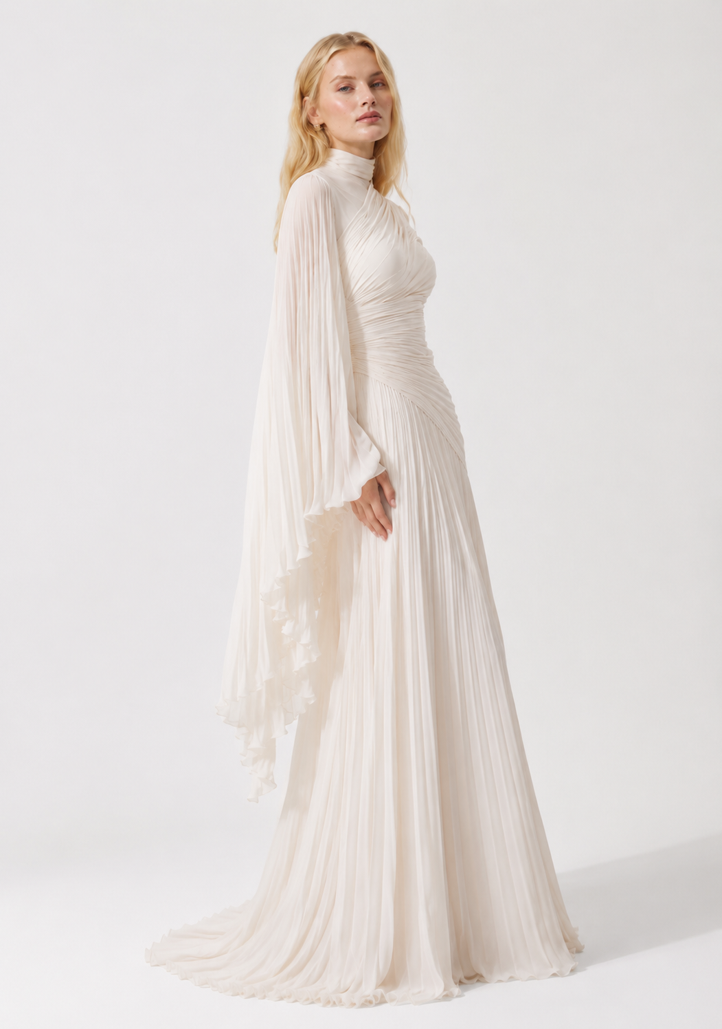 Abendkleid mit drapiertem Oberteil und fließenden Ärmel