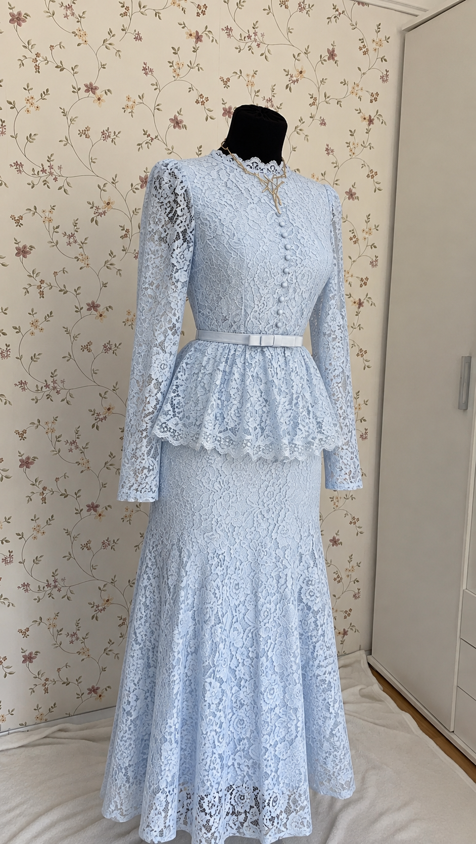 Hellblaues zweiteiliges Maxi-Set aus Spitze