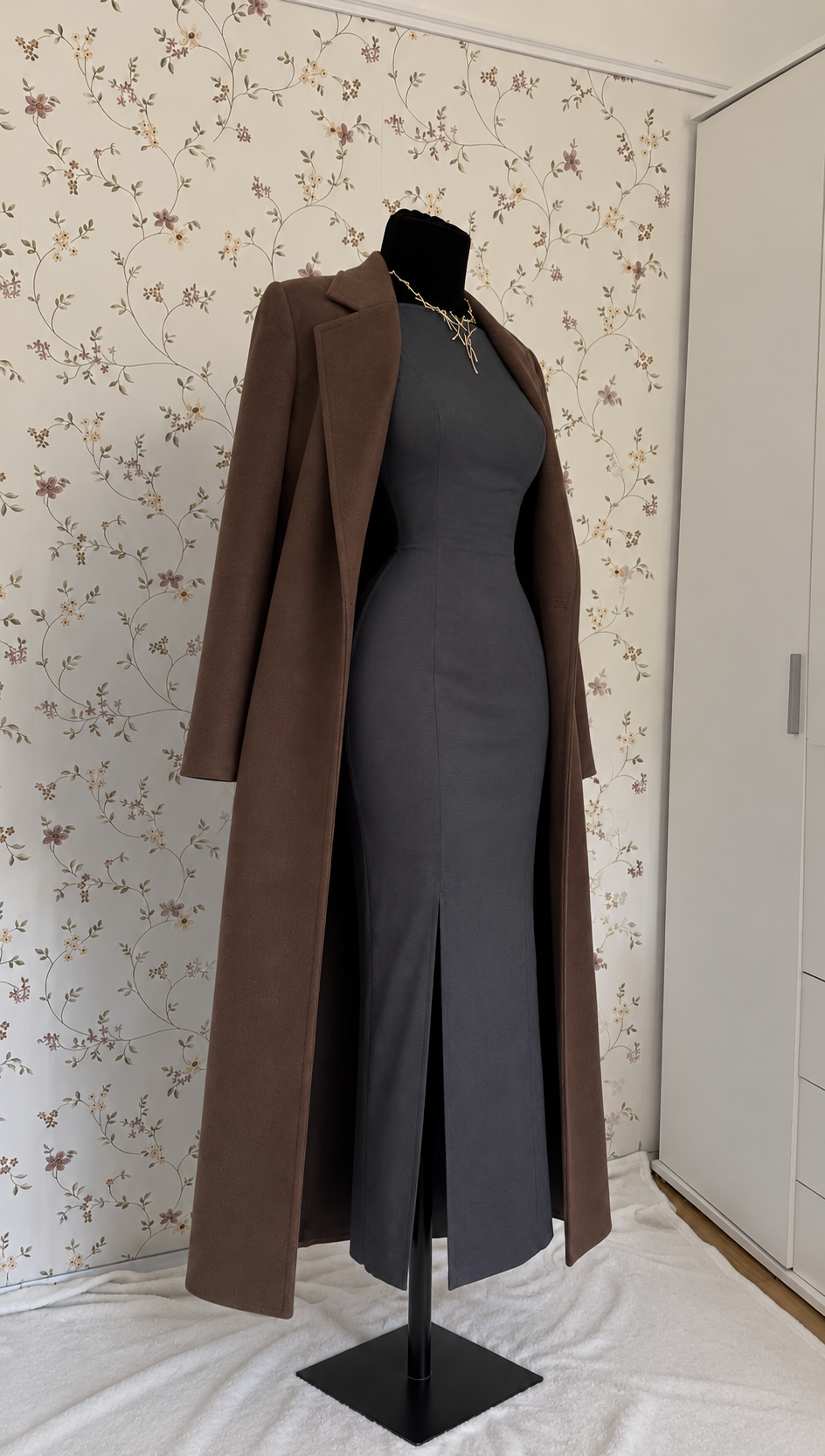 Dunkelgraues Maxikleid mit braunem Langmantel – 2-teiliges Set