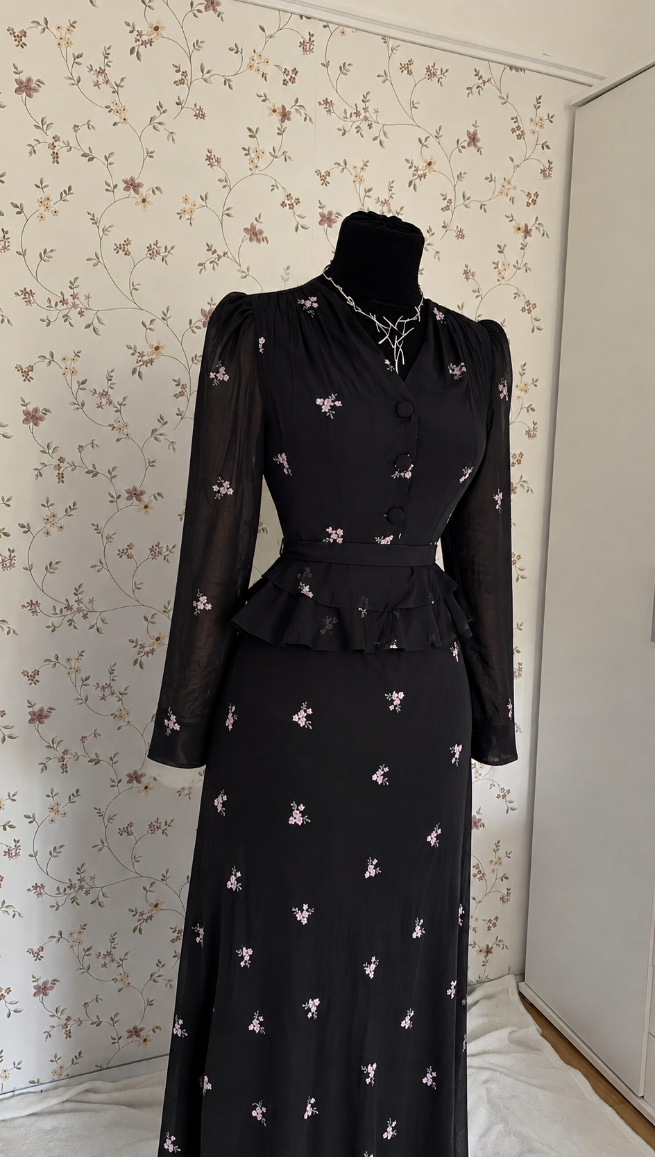 Schwarzes zweiteiliges Maxi-Set mit rosa Blumenmuster