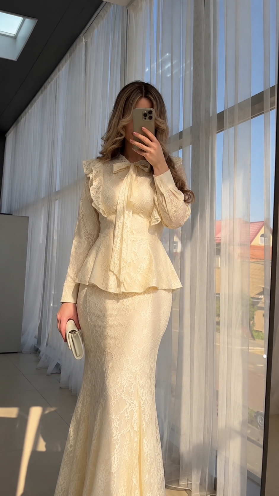 Elegantes Spitzenkleid mit Schleife – Creme