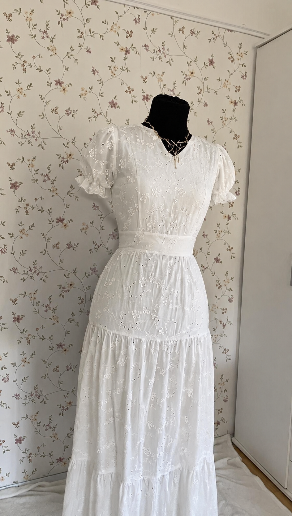Weißes Maxi-Kleid mit Lochstickerei und Stufenrock