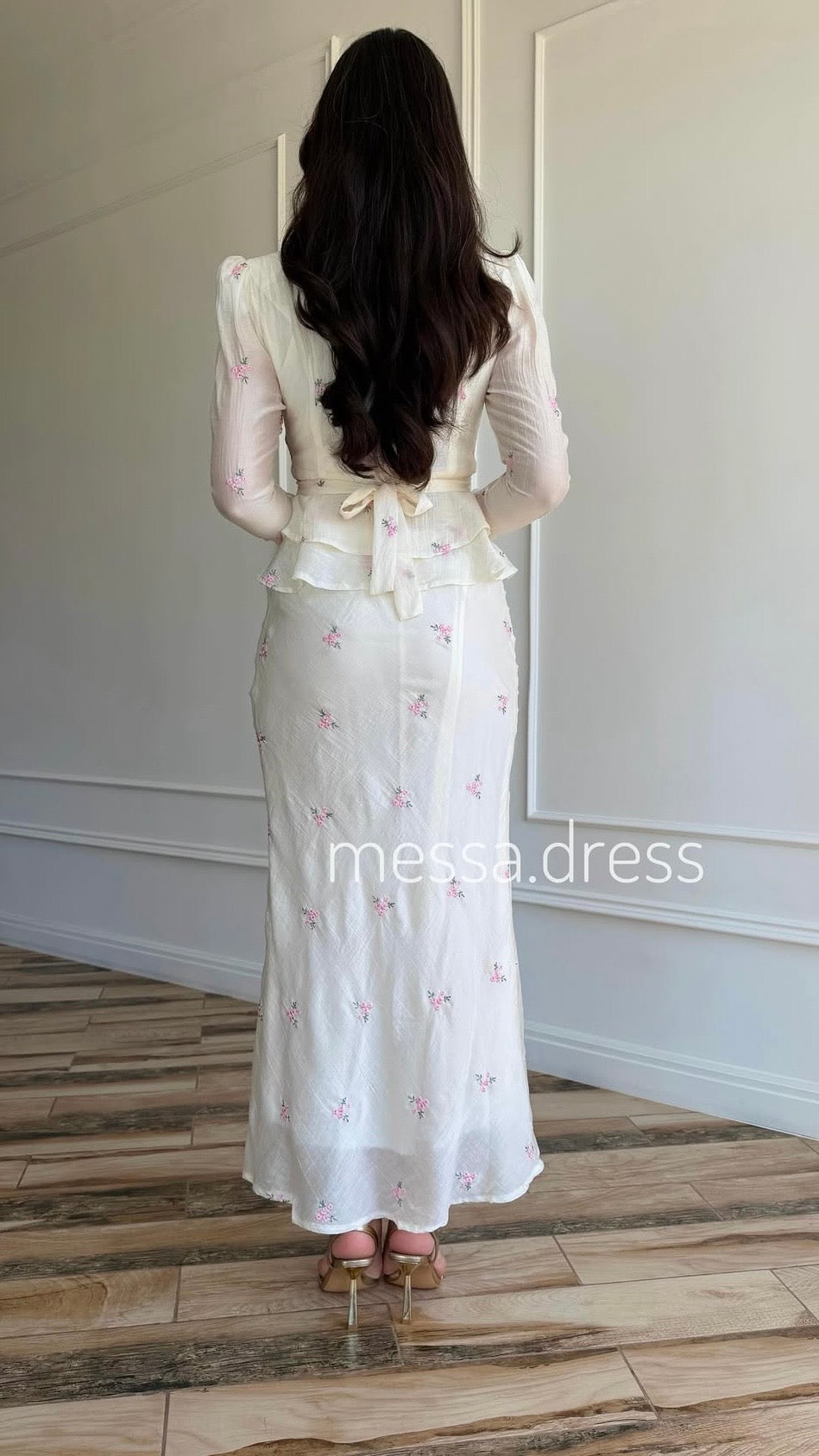 Cremefarbenes zweiteiliges Maxi-Set mit rosa Blumenmuster