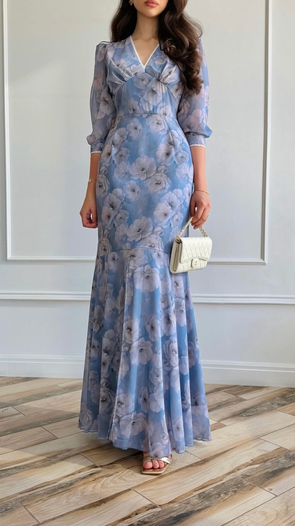 Hellblaues Maxi-Kleid mit großem Blumenmuster