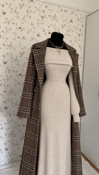 Beiges Strick-Maxikleid mit kariertem Mantel – 2-teiliges Set