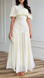weißes Maxi-Kleid mit Spitze und Cape-Detail