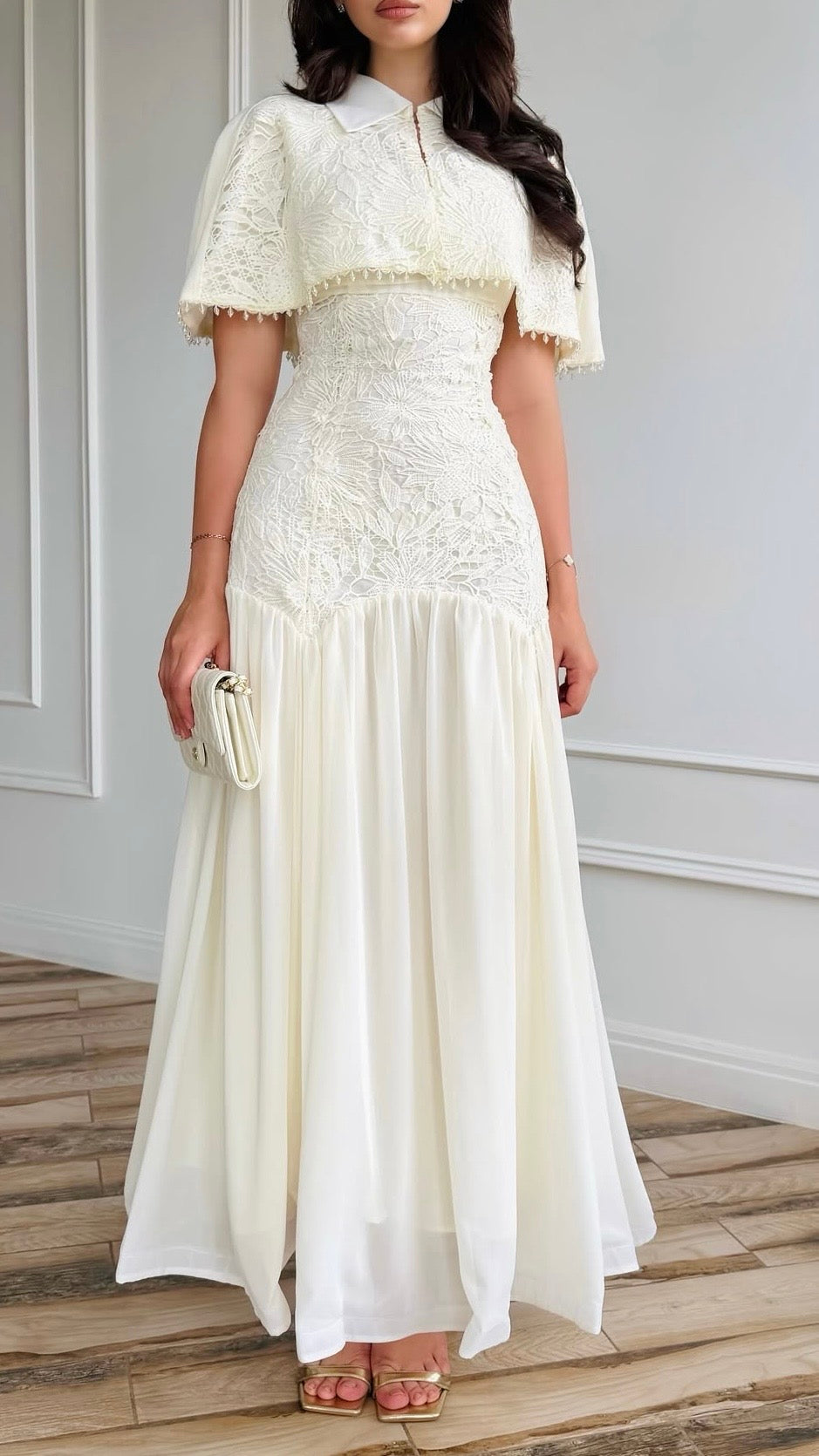 weißes Maxi-Kleid mit Spitze und Cape-Detail