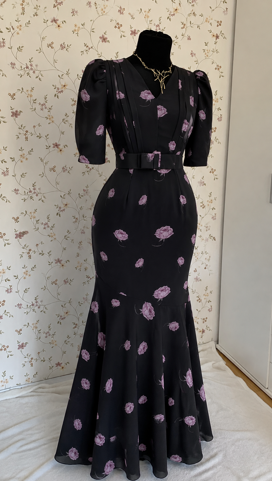 Schwarzes Maxi-Kleid mit rosafarbenem Rosenmuster