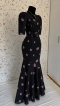 Schwarzes Maxi-Kleid mit rosafarbenem Rosenmuster