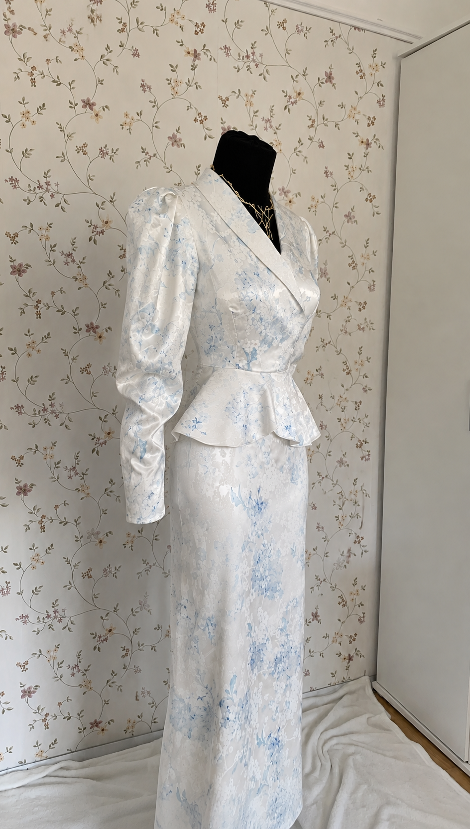 zweiteiliges Set in Weiß mit hellblauem Blumenmuster