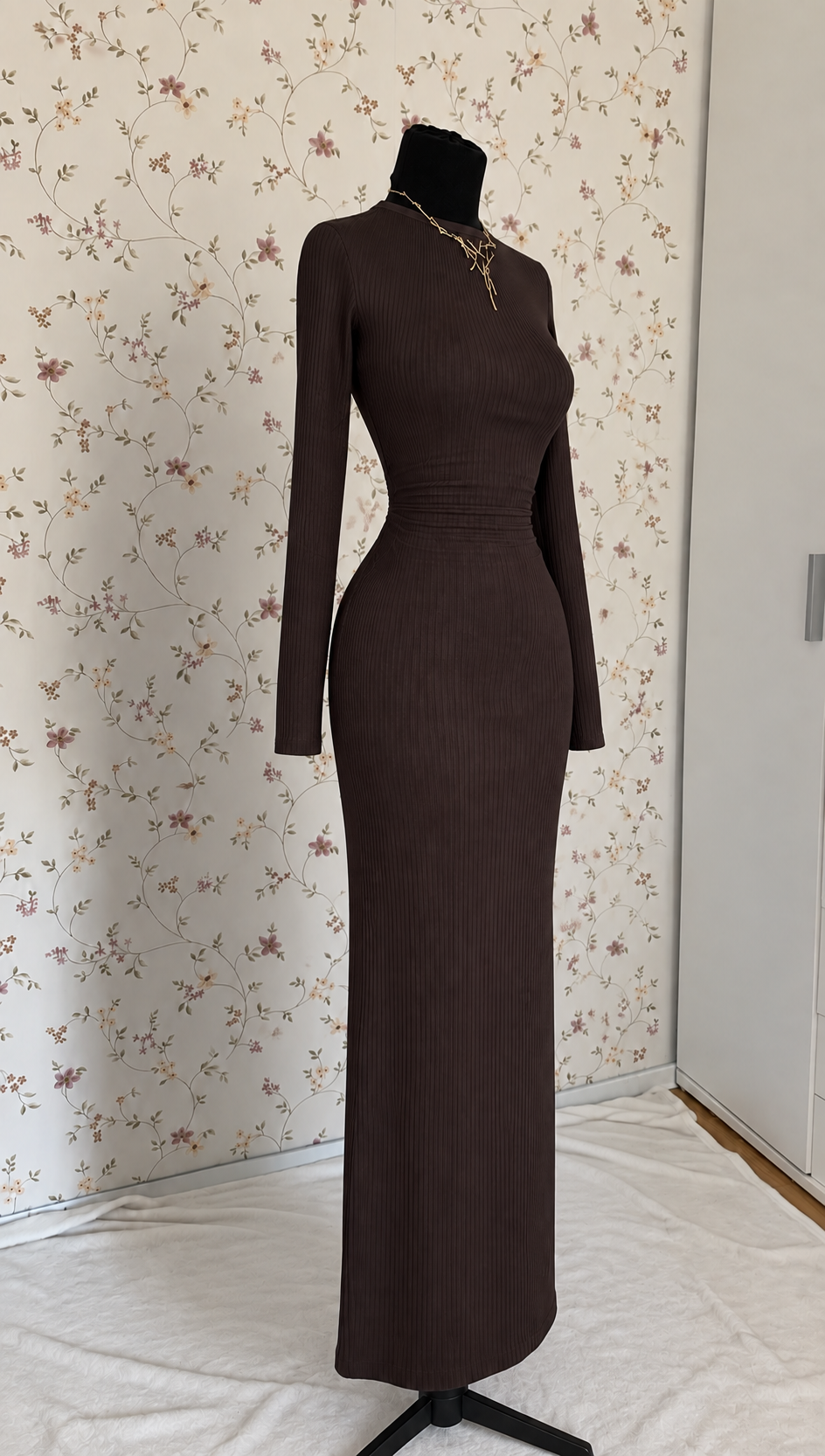 Dunkelbraunes langärmliges Maxikleid mit camelbraunem Mantel – 2-teiliges Set