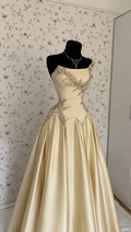 Champagnerfarbenes Satin-Ballkleid mit Perlenstickerei