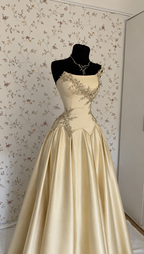 Champagnerfarbenes Satin-Ballkleid mit Perlenstickerei