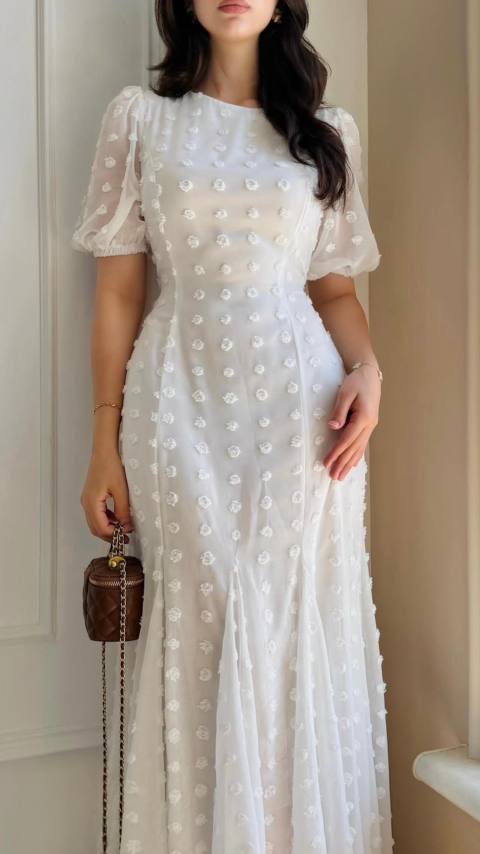 Weißes Maxi-Kleid mit Strukturmuster und ausgestellten Ärmeln
