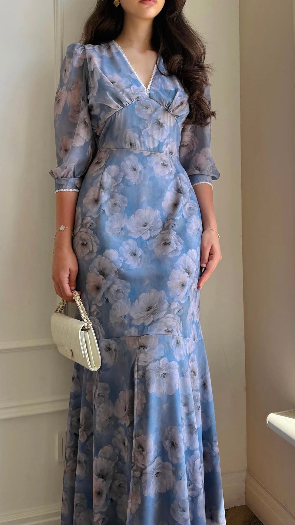 Hellblaues Maxi-Kleid mit großem Blumenmuster