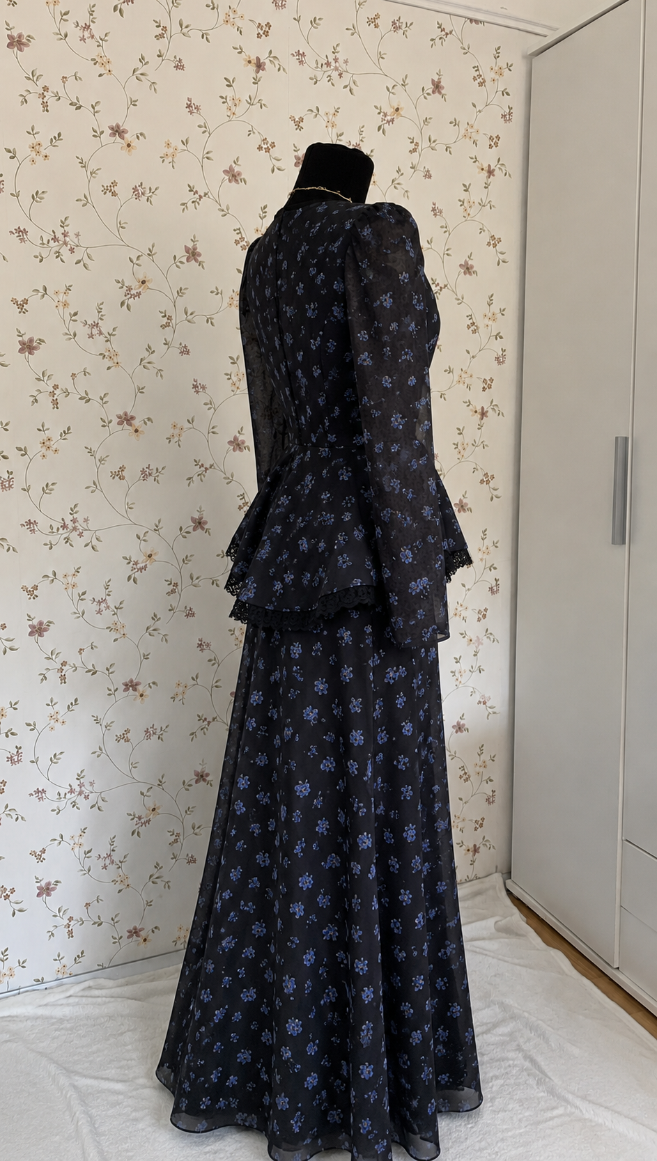 Schwarzes zweiteiliges Maxi-Set mit blauem Blumenmuster