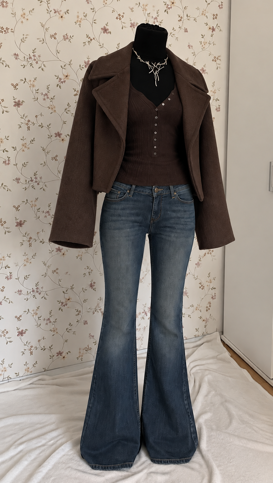 Braunes Langarm-Oberteil mit Schlagjeans & Kurzjacke – 3-teiliges Set