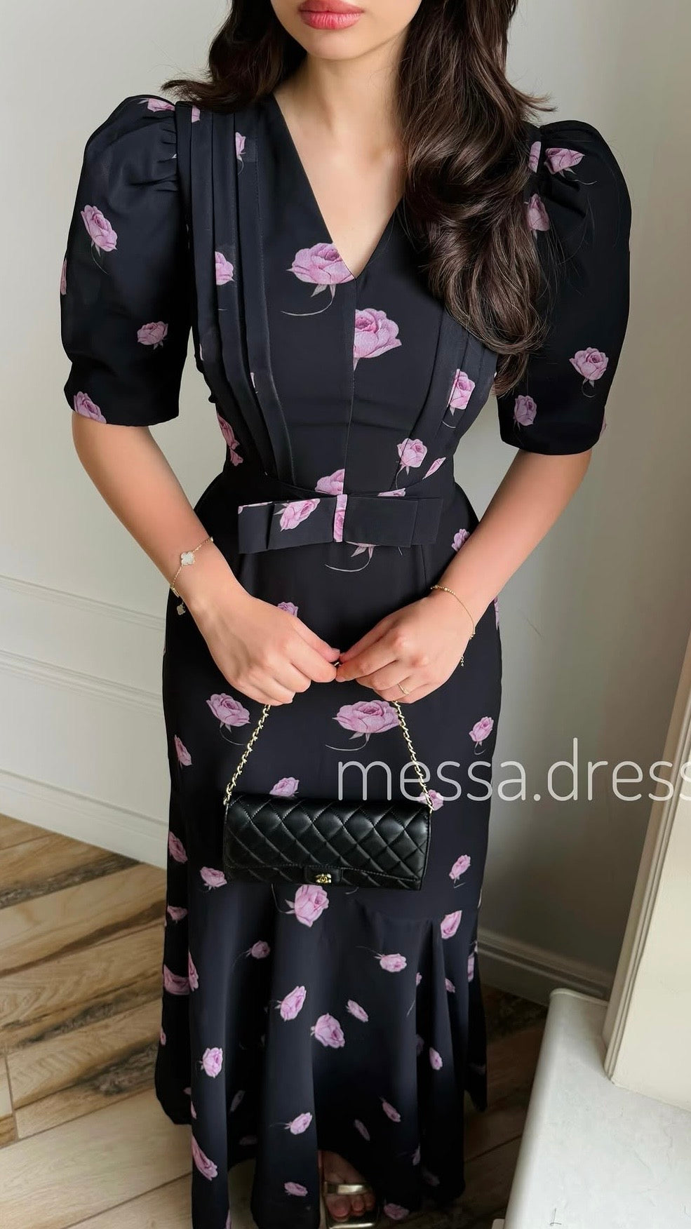 Schwarzes Maxi-Kleid mit rosafarbenem Rosenmuster