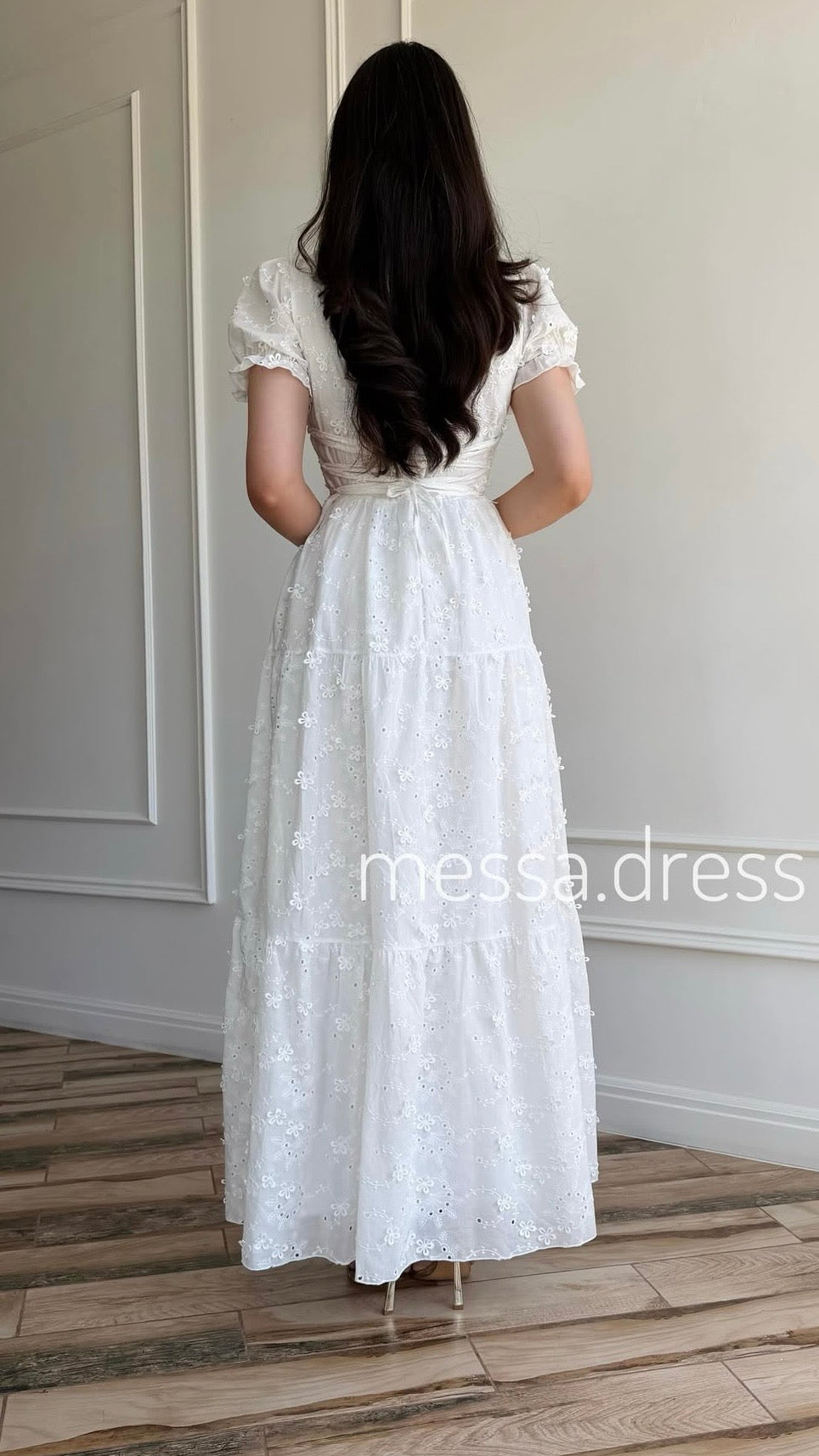 Weißes Maxi-Kleid mit Lochstickerei und Stufenrock