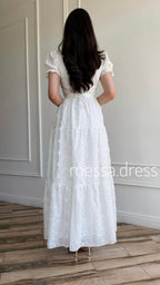 Weißes Maxi-Kleid mit Lochstickerei und Stufenrock