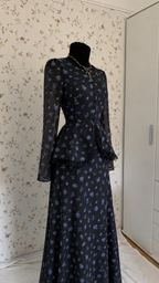 Schwarzes zweiteiliges Maxi-Set mit blauem Blumenmuster