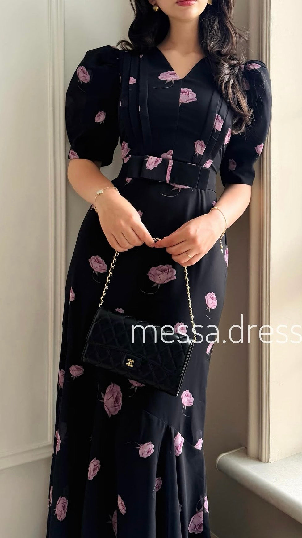 Schwarzes Maxi-Kleid mit rosafarbenem Rosenmuster