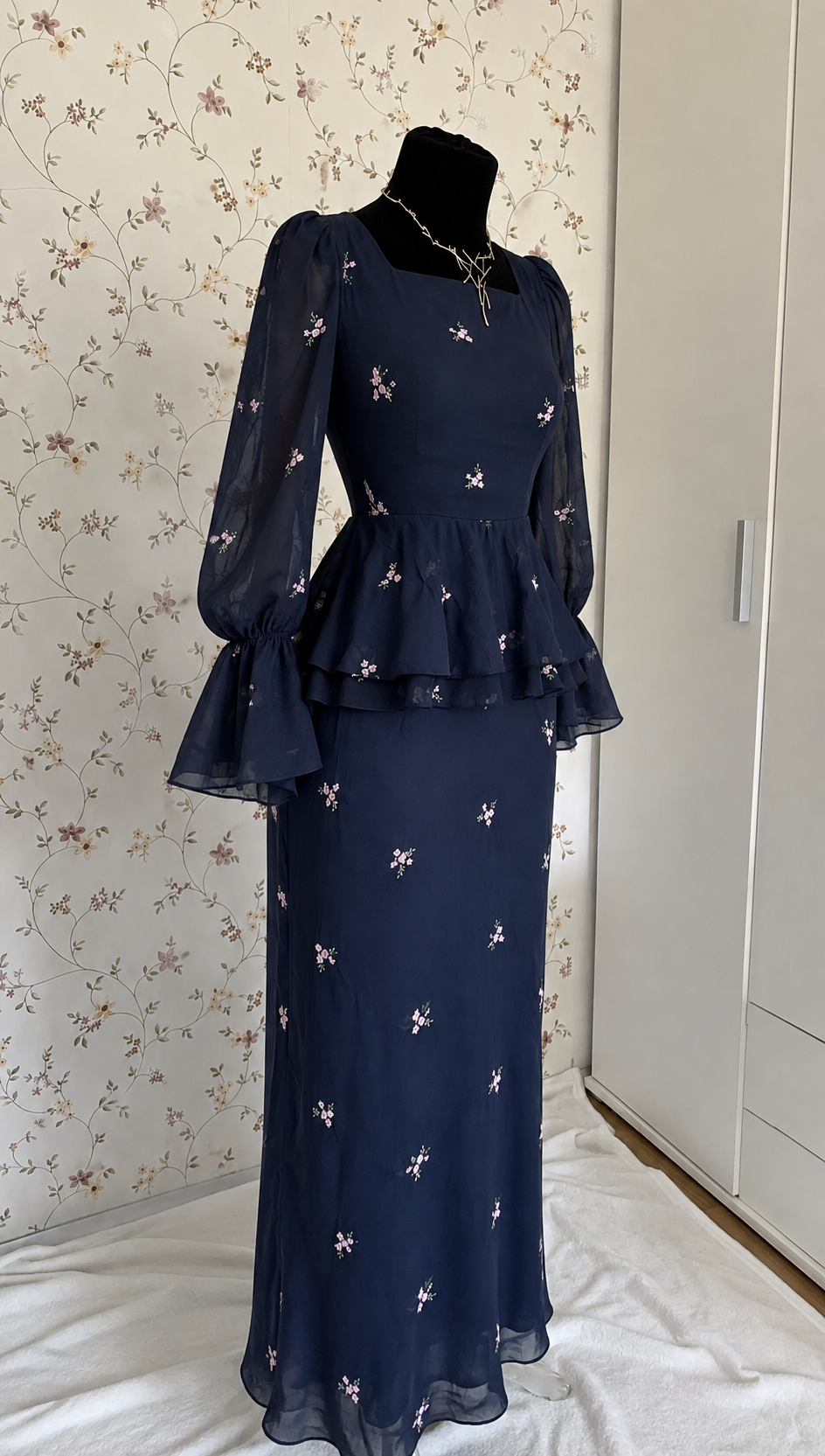 Dunkelblaues Maxi-Kleid mit floralem Muster und Peplum