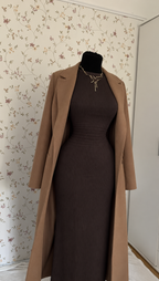 Dunkelbraunes langärmliges Maxikleid mit camelbraunem Mantel – 2-teiliges Set