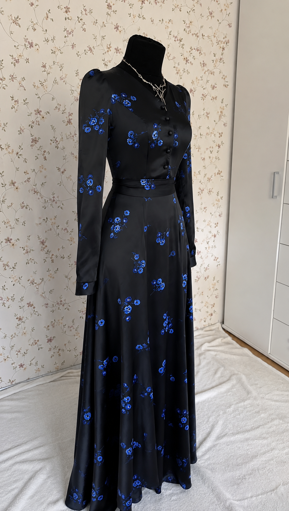 Schwarzes Maxi-Kleid mit blauem Blumenmuster