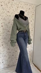 Grijze top met flared jeans, gebreid vest en riem – 4-delige set
