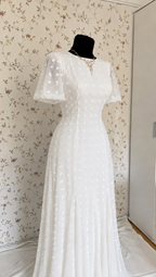 Weißes Maxi-Kleid mit Strukturmuster und ausgestellten Ärmeln