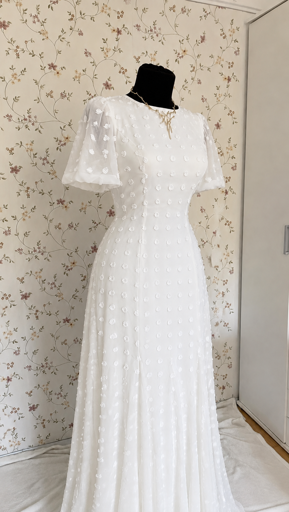 Weißes Maxi-Kleid mit Strukturmuster und ausgestellten Ärmeln