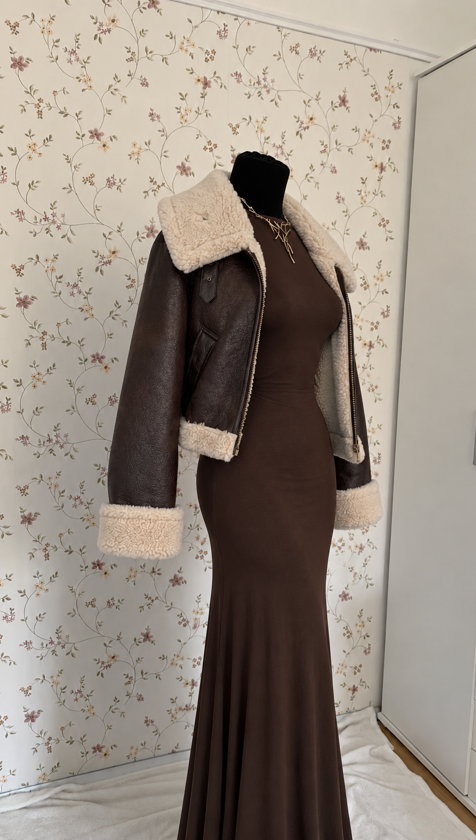 Braunes langärmliges Maxikleid mit kurzer Teddy-Lederjacke – 2-teiliges Set
