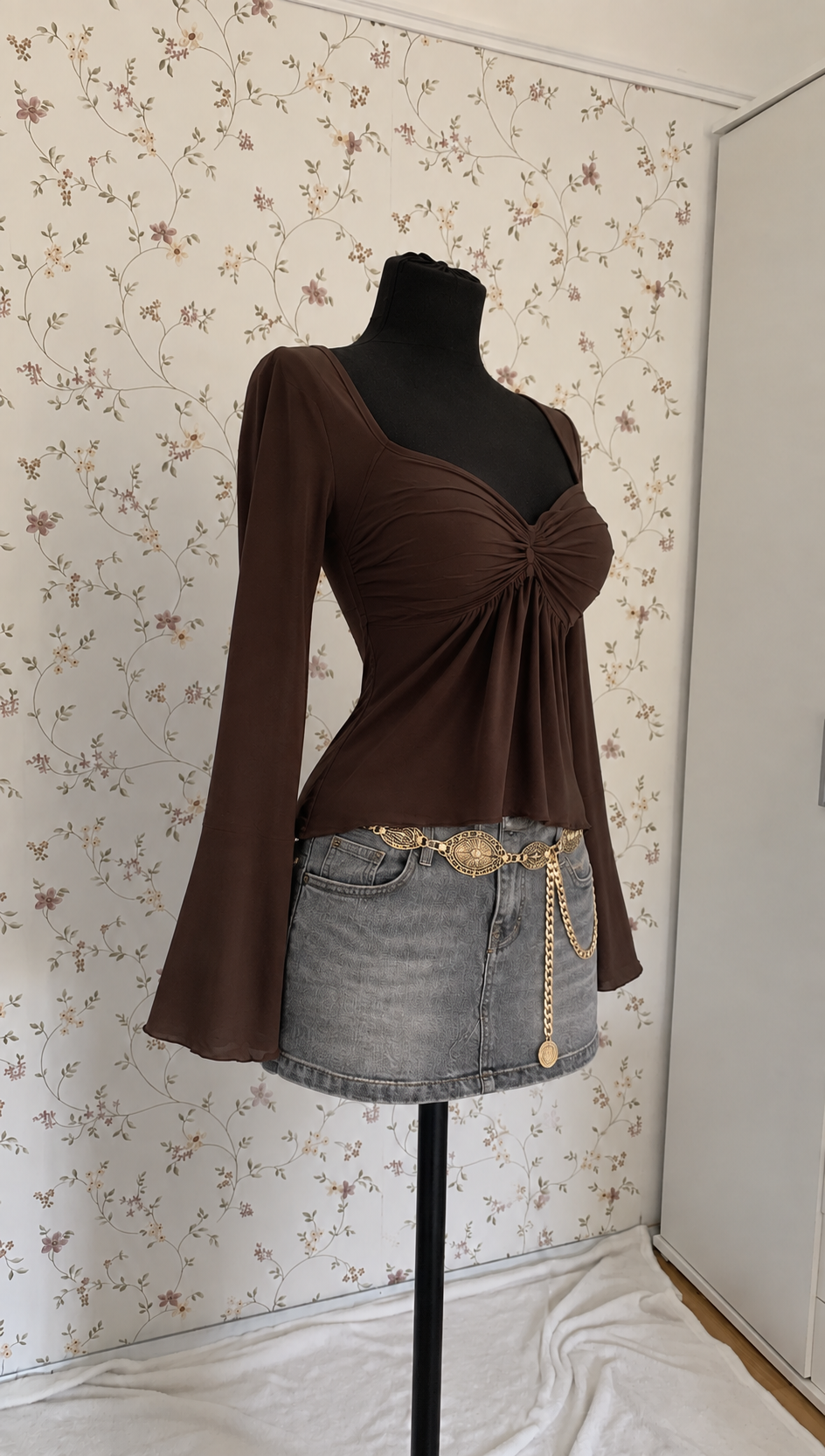 Braunes langärmliges Drapier-Oberteil mit grauem Jeansrock & Kettengürtel – 3-teiliges Set